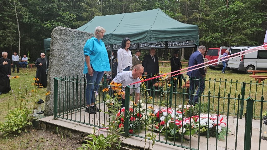 Rocznica mordu Niemców na mieszkańcach Gałek Gielniowskich w powiecie przysuskim. Była msza, kwiaty i znicze pod pomnikiem