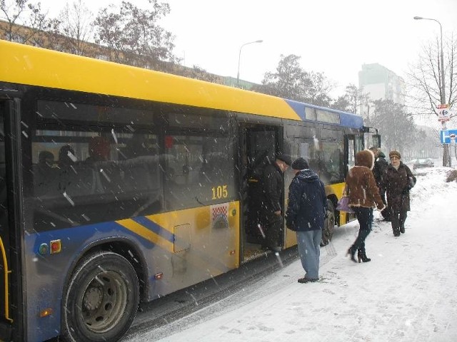 W Głogowie pijany mężczyzna próbował okraść pasażerkę autobusu.