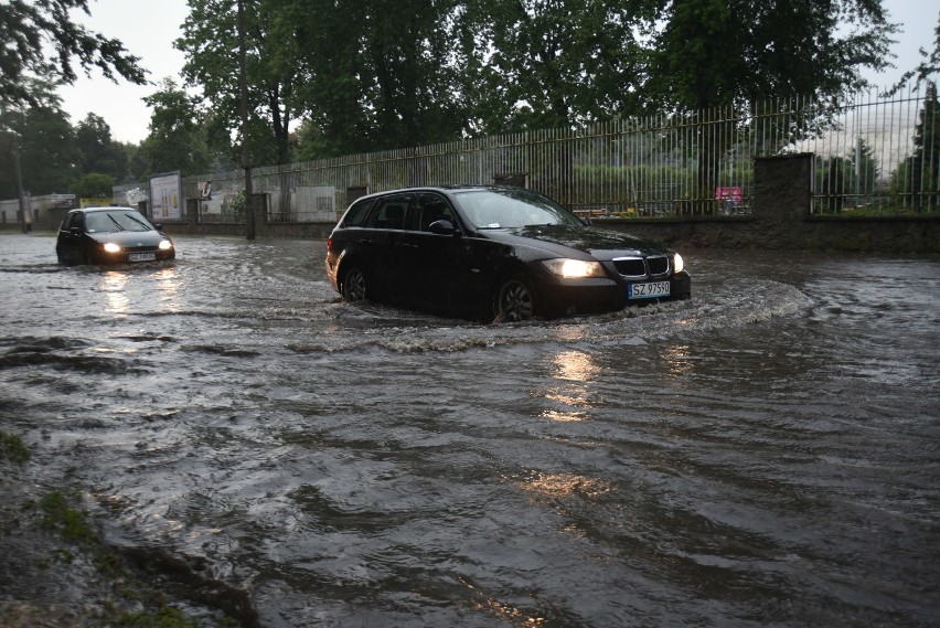 Gwałtowne burze nadciągają nad woj. śląskie. Grad i zalane...