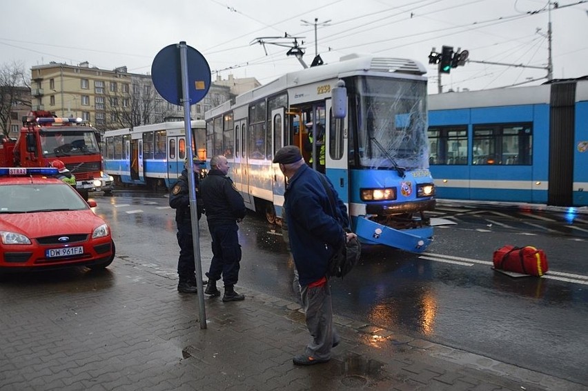 Wypadek tramwajów na pl. Orląt Lwowskich. Są ranni [ZDJĘCIA]