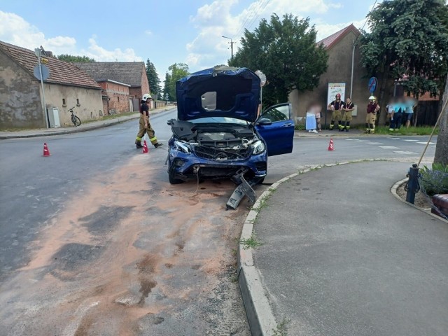 W poniedziałek rano, 26 czerwca w Oporówku doszło do zderzenia samochodu ciężarowego i osobowego.