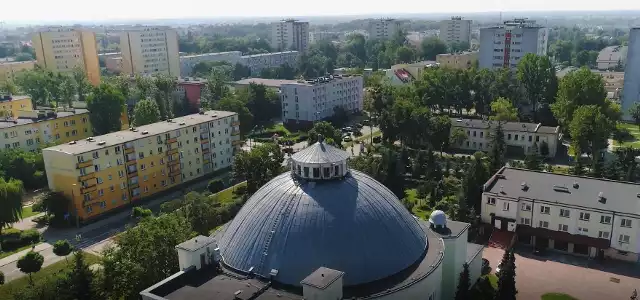 Toruń z drona prezentuję się naprawdę niesamowicie! Zobaczcie zdjęcia! Wiele obiektów i miejsca, które znacie, widziane z lotu ptaka mogą zaskoczyć! Zapraszamy w podniebną podróż po Toruniu. Ciekawe czy rozpoznacie lokalizację wszystkich obiektów, które prezentujemy na fotografiach z drona?Zobacz także:Kamery online w Toruniu. Skąd można podglądać mieszkańców? Sprawdź!