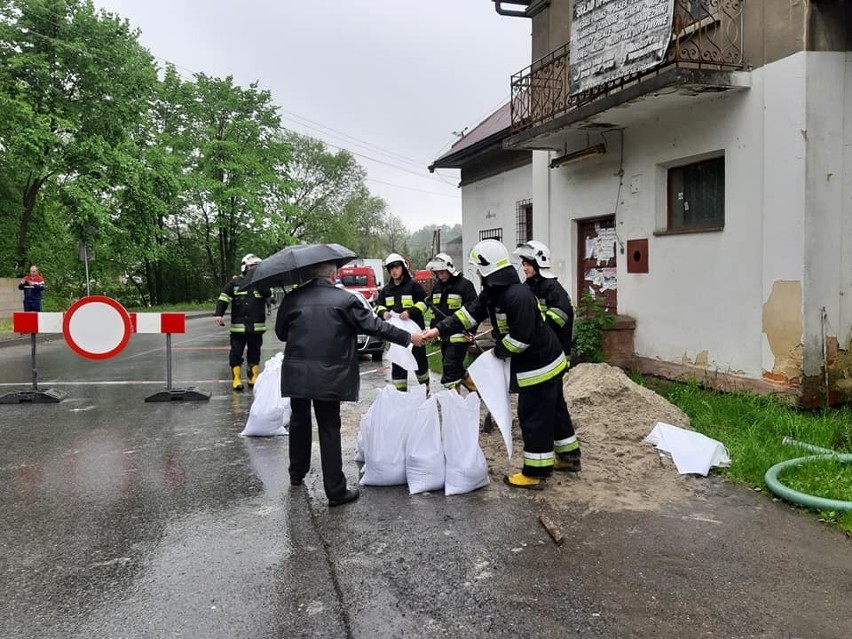 Powiat wadowicki. Ewakuacja szkoły w Barwałdzie Górnym. Zalane i nieprzejezdne drogi w Kleczy i Leńczach 