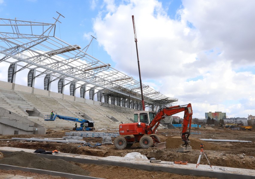 Na budowanym stadionie Radomiaka rozpoczął się montaż...