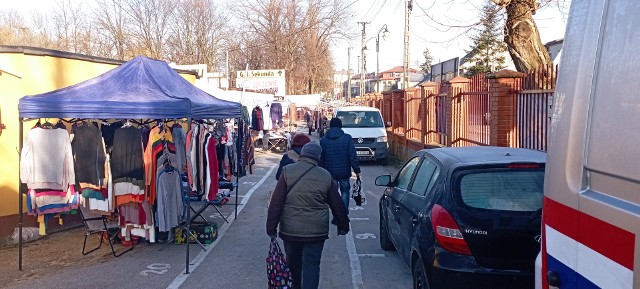 Ostatni dzień targowy w Jędrzejowie w 2023 roku. Zobaczcie na kolejnych slajdach jakie były ceny dostępnych owoców i warzyw w czwartek, 28 grudnia.