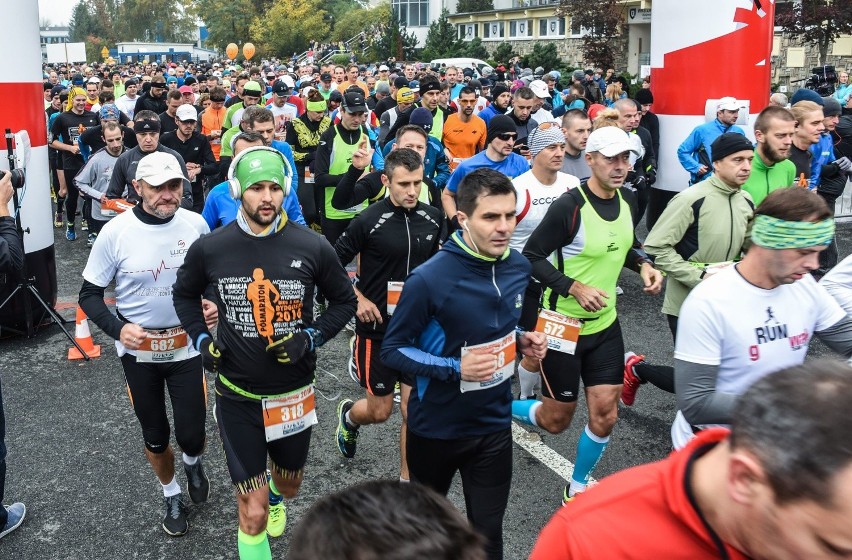 Kilkuset uczestników stanęło dziś na starcie IV Półmaratonu...