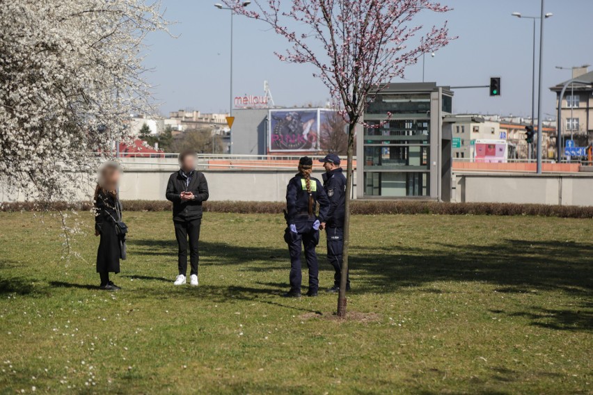 Krakowscy policjanci wspólnie z żołnierzami oraz strażnikami miejskimi kontrolują przestrzeganie nowych przepisów [ZDJĘCIA]