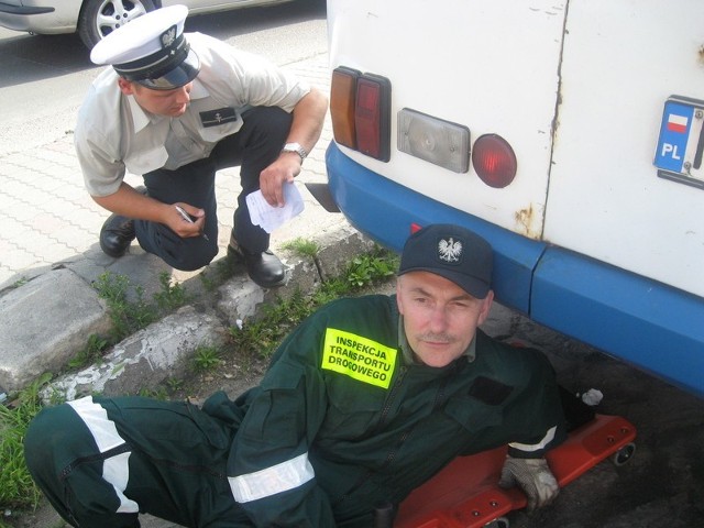 Mł. insp. Marcin  Skubisz (od lewej) i insp. Leszek Jadziewicz podczas kontroli kolejnego autobusu Transhandu