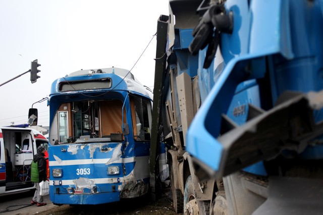 LUTY. Po zderzeniu ciężarówki z tramwajem na rondzie Grunwaldzkim w Krakowie rannych zostało 13 osób. 10 z nich trafiło do krakowskich szpitali.