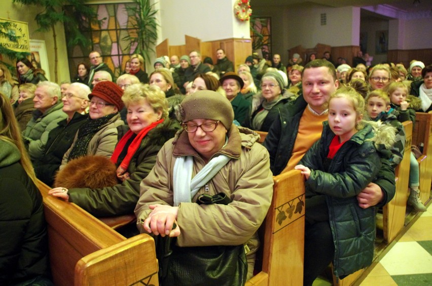 Kilka tysięcy osób kolędowało z zespołem Pectus w Tarnobrzegu. Kościół był oblężony