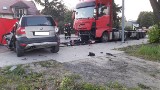 Tragedia na Rokicińskiej. Czołowe zderzenie skody z ciężarówką. Nie żyje 24-letnia kobieta ZDJĘCIA