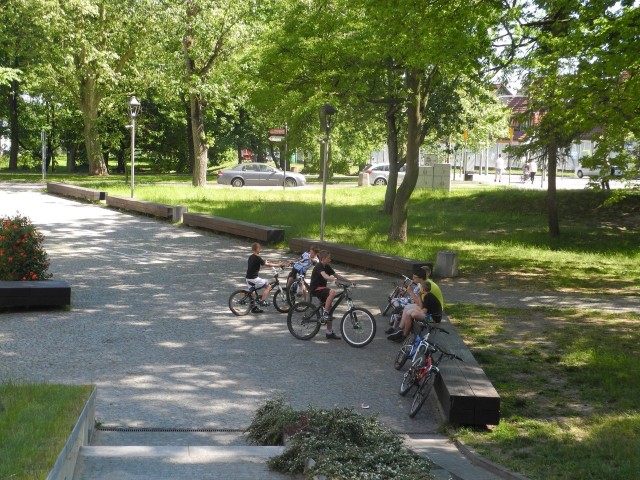 Strażnicy miejscy i osoby zarządzające stargardzkimi parkami apelują do miłośników jazdy na rowerach, by po miejskich parkach i chodnikach jeździli zgodnie z przepisami o ruchu drogowym