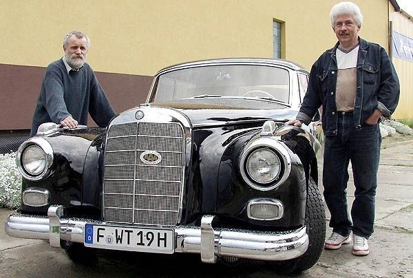 Dzięki staraniom Jarosława Pawlaka (z lewej) i Jarosława Wolskiego, mercedes z 1960 roku odzyskał swój dawny blask.