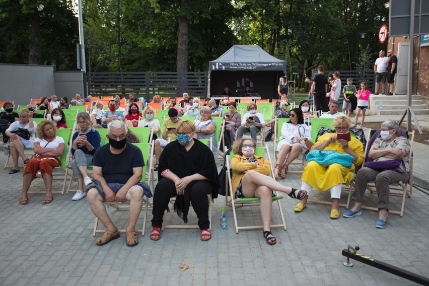 Na scenie ustawionej na wewnętrznym podwórku teatru w sobotę...