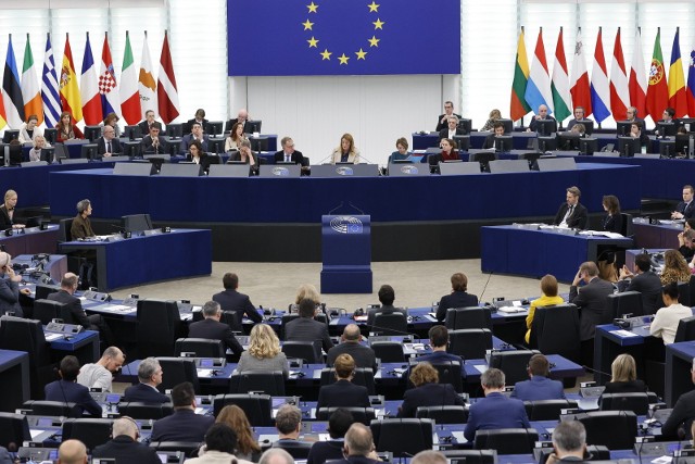Na początku stycznia przewodnicząca Parlamentu Europejskiego Roberta Metsola wszczęła pilną procedurę uchylenia immunitetu dwóch europosłom na wniosek belgijskich organów sądowych.