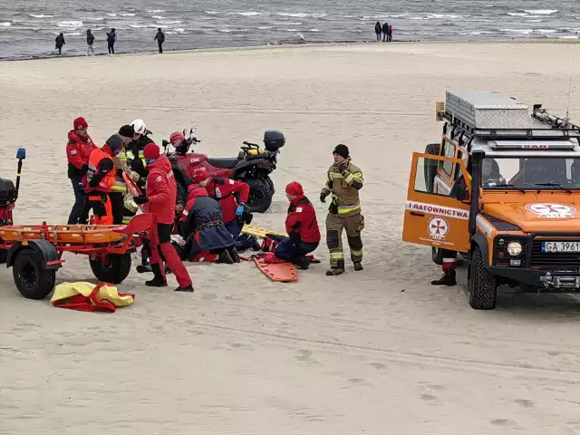 Sezon na plażowanie za rogiem. Strażacy wspólnie z ratownikami WOPR i SAR odbyli ćwiczenia