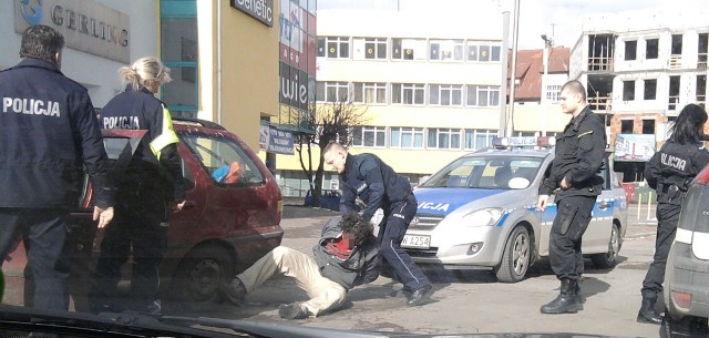 Interwencje policji przy ul. Dzieci Wrzesińskich sfotografował nasz Internauta. Zdjęcie przysłał na adres alarm@gk24.pl.