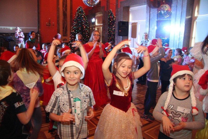 Marszałek znów zastąpił Świętego Mikołaja. Bawiło się 250 dzieci 