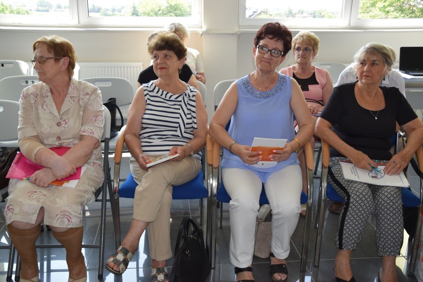 W radziejowskiej bibliotece spotykają się starsi i młodsi czytelnicy. Ostatnio rozmawiano o problemach seniorów