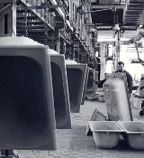 Tak w Grudziądzu produkowano wanny, w których kąpały się twoja mama i babcia! Zobacz archiwalne zdjęcia z Pomorskiej Odlewni i Emalierni 
