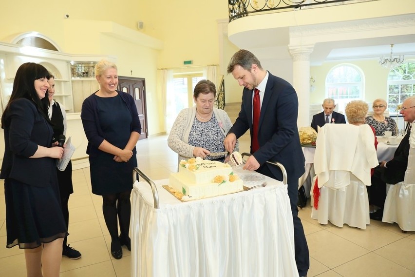 Złote gody z młodzieńczymi wspomnieniami, miłością i tortem. Święto u Jubilatów z gminy Wielka Wieś 