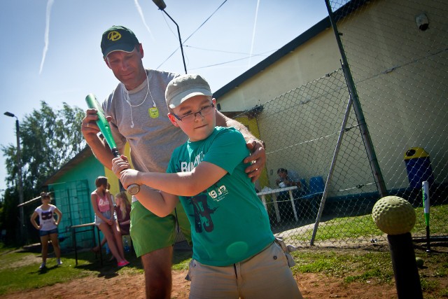 Jacek Baumgart, nauczyciel WF-u w szkole w Osielsku, od lat promował baseball wśród dzieci i młodzieży. Na zdjęciu podczas festynu z okazji 20-lecia klubu UKS Dęby Osielsko w 2014 r.