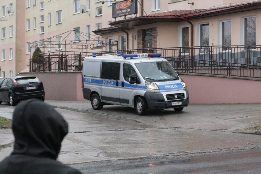 Kierowca zgłosił, że do autobusu wsiadł uzbrojony mężczyzna....