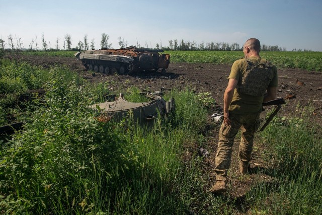 Rosyjscy żołnierze oglądali film siedząc na czołgu - gdy spadły bomby, zginęli