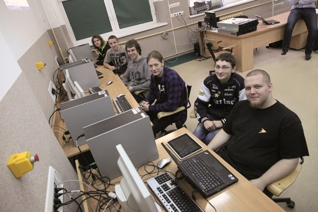 Każda opolska szkoła zawodowa dzięki projektowi zyska nowoczesną pracownię. Na zdjęciu uczniowie ZespołuSzkół Elektrycznych z Opola w pracowni informatycznej.