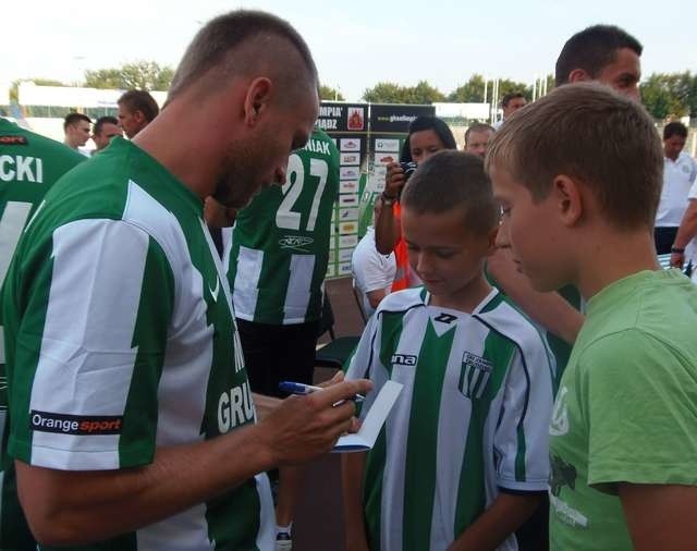 Prezentacja zespołu Olimpii przed startem poprzednich rozgrywek odbyła się tradycyjnie na stadionie. Na zdjęciu rozdający autografy młodym kibicom Adam Cieśliński. Ta najbliższa z kolei będzie miała miejsce w innej scenerii - na plaży nad Rudnikiem