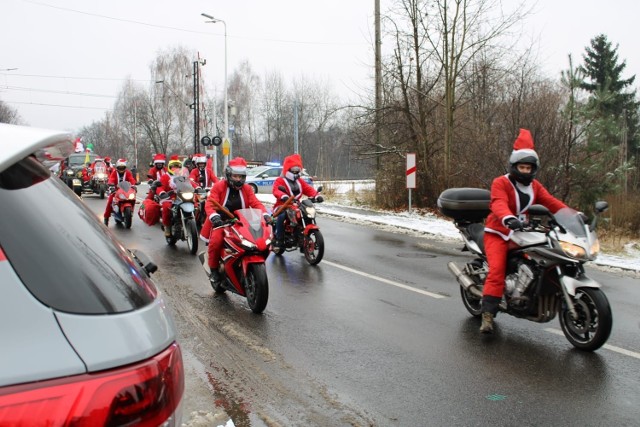 Mikołaje w motocyklach, samochodach czy quadach przejechali przez Mysłowice, by podarować prezenty dzieciom z Domów Dziecka. Zobacz kolejne zdjęcia. Przesuń w prawo - wciśnij strzałkę lub przycisk NASTĘPNE