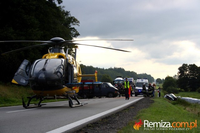 Rannego do szpitala zabrał śmigłowiec.