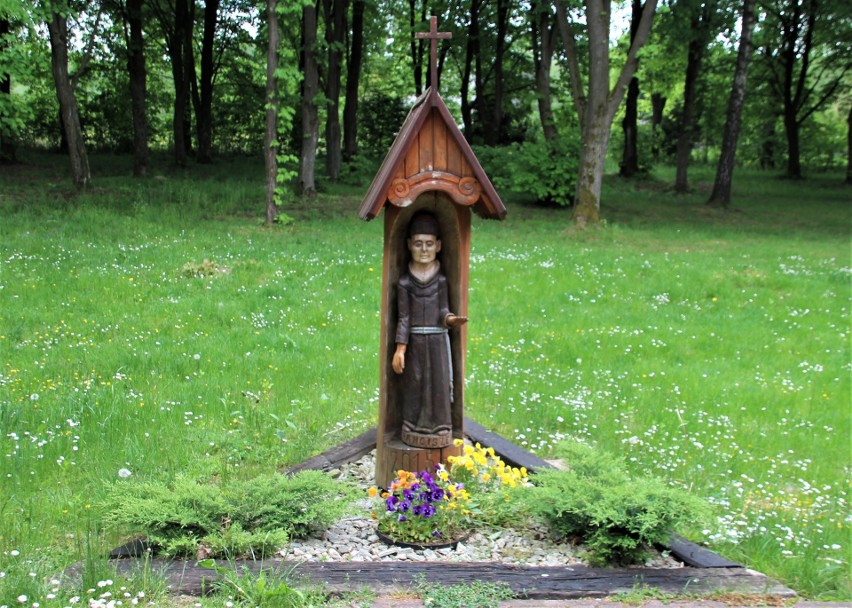 Powiat zamojski. Serdeczny Jan Paweł II wyrzeźbiony w drewnie i inne świątki Bondyrza. Zobacz zdjęcia