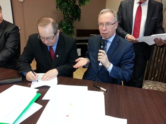 Umowę podpisali między innymi Jacek Kozłowski, wojewoda mazowiecki (z prawej) oraz Roman Ochyński, starosta lipski.