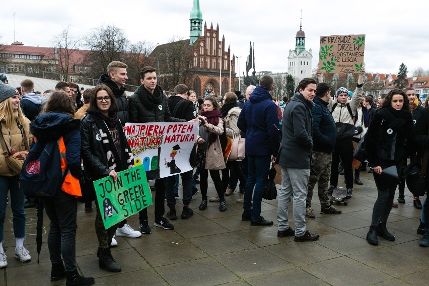 Strajk młodzieży dla klimatu w Szczecinie. Zrezygnowali z lekcji by uświadamiać polityków [ZDJĘCIA, WIDEO]