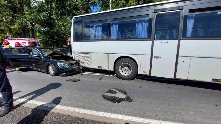 Wypadek na DK 27 pod Żarami. Autobus zderzył się z mercedesem