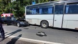 Wypadek na DK 27 pod Żarami. Autobus zderzył się z mercedesem