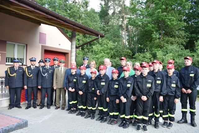 Uczestnicy uroczystości w Zychorzynie w gminie Rusinów, pogratulowali strażakom i podziękowali za całokształt pracy.