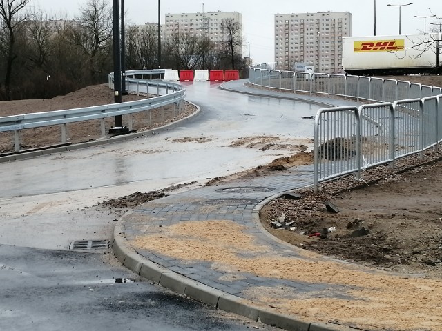 Sklep Lidl buduje objazd na Naramowicach w Poznaniu. Już niedługo mieszkańcy będą mogli skorzystać z nowej możliwości wjazdu w ul. Naramowicką, a jednocześnie – wjazdu do Lidla "od tyłu". Powstaje odcinek ul. Dworskiej dla samochodów i dla pieszych. Przejdź do kolejnego zdjęcia --->