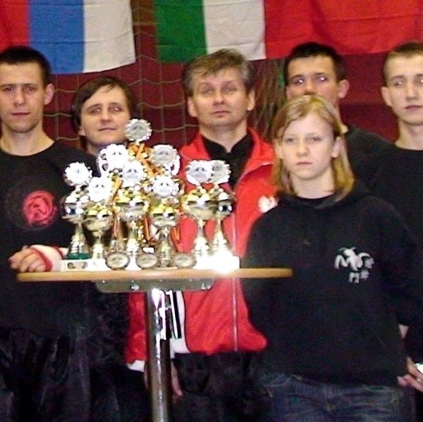 Buska ekipa &#8211; z trenerem Andrzejem Cupryjakiem-Sochą (w środku) &#8211; przywiozła z turnieju w Hamburgu &#8222;górę&#8221; pucharów i medali.