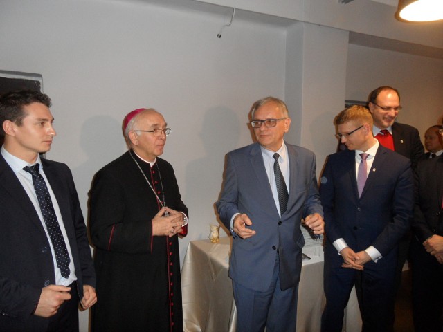 Częstochowscy radni podzielili się opłatkiem z arcybiskupem Wacławem Depo
