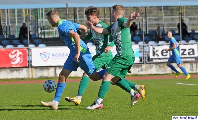 Sokół Kleczew (zielono-białe stroje) wygrał w Koszalinie z Bałtykiem 1:0.