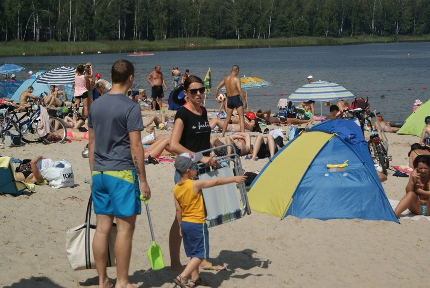 W sobotę nie brakowało chętnych do plażowania nad Pogorią...