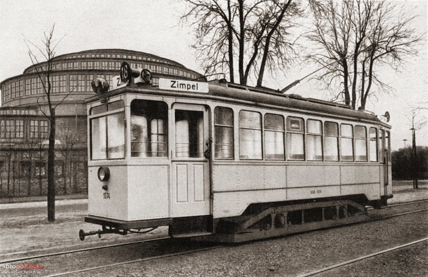 Lata 1925-1935, tramwaj linii 18 przed Halą Ludową