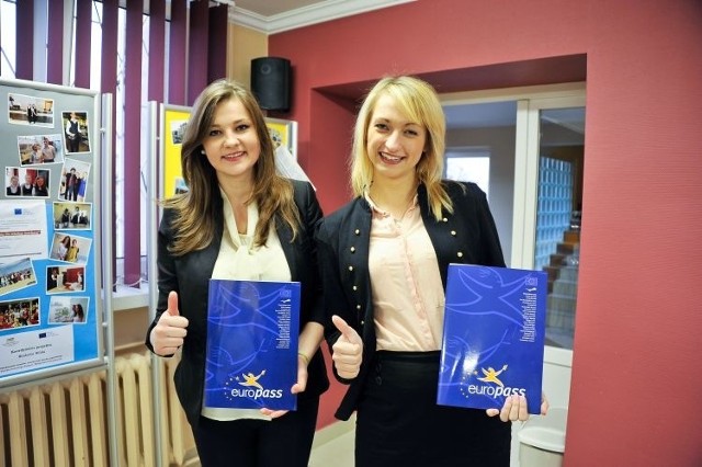 Młodzi hotelarze z białostockiego ekonomika odebrali certyfikaty unijne. Monika Dziadel, uczestniczka projektu (na zdjęciu z prawej. Obok jej koleżanka Anna Kiełbaszewska)