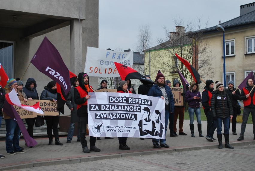 Strajk w Wierzbicy. Partia Razem zorganizowała manifestację przed Urzędem Gminy