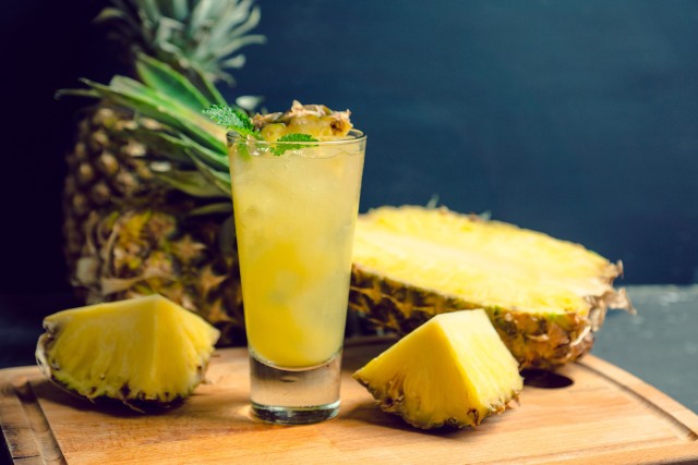 Egzotyczny napój z ananasem sprawdzi się o każdej porze roku. Zobacz w galerii, jakie korzyści daje codzienne picie wody ananasowej.