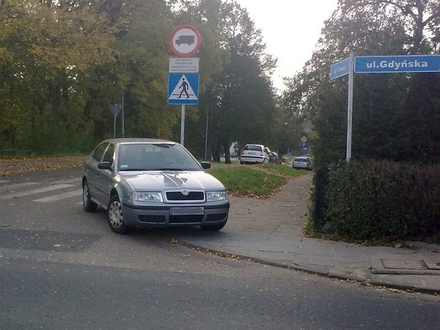 Policjant, który nieprawidłowo zaparkował służbowe auto, dostał mandat. 