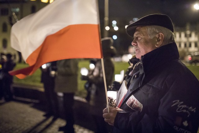 Tak manifestowali bydgoszczanie 5 grudnia. Zebrani protestowali w ramach akcji "Łańcuch światła" przeciwko polityce PiS i w obronie polskich sądów