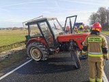 Wypadek w Zdanowicach. Nissan wjechał w przyczepę traktora. Zobaczcie zdjęcia